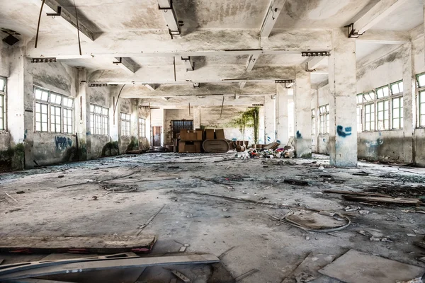 Terk edilmiş endüstriyel çatı katında çöp ile mimari bir arka plan — Stok fotoğraf