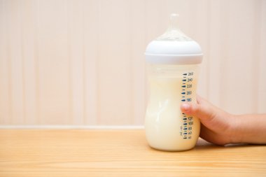 Çocuk bir biberon evde kapak olmadan toz süt elde