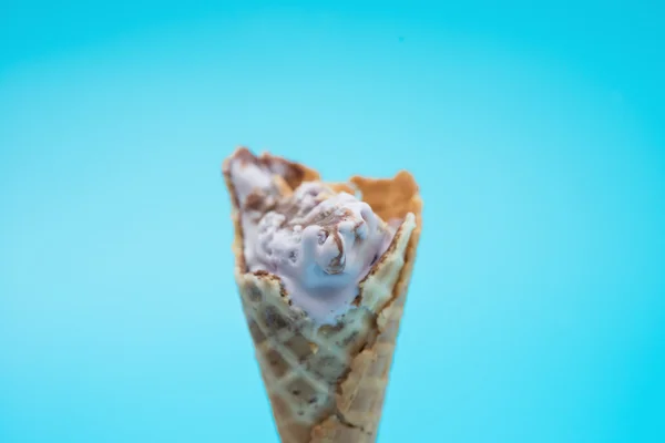 Sabor a maní helado cono de fusión en un backgrond azul — Foto de Stock