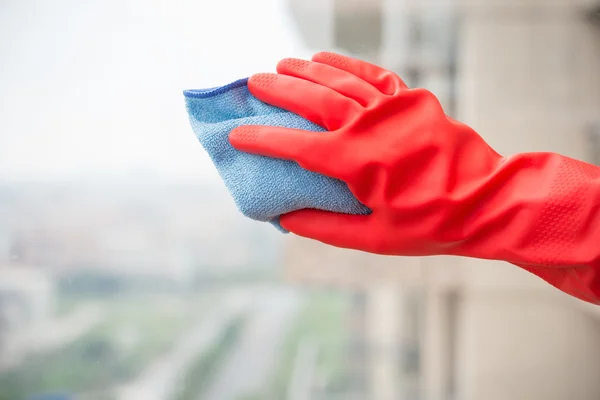 Homme nettoyer la fenêtre avec un gant rouge — Photo