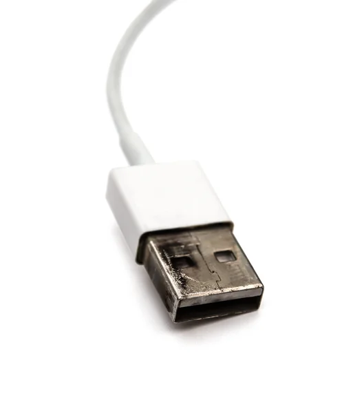 Сгорел USB-кабель для зарядного устройства — стоковое фото