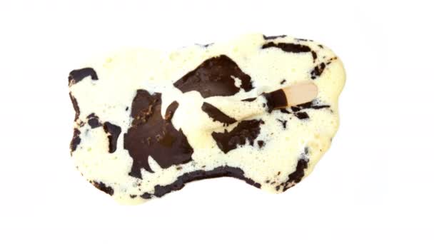 verso de la crème glacée avec chocolat fusion externe sur un fond blanc time-lapse, Vidéo 4K 