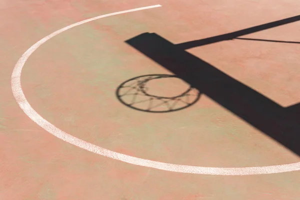 Σκιά του hoop και Διοικητικό Συμβούλιο σε γήπεδο μπάσκετ — Φωτογραφία Αρχείου