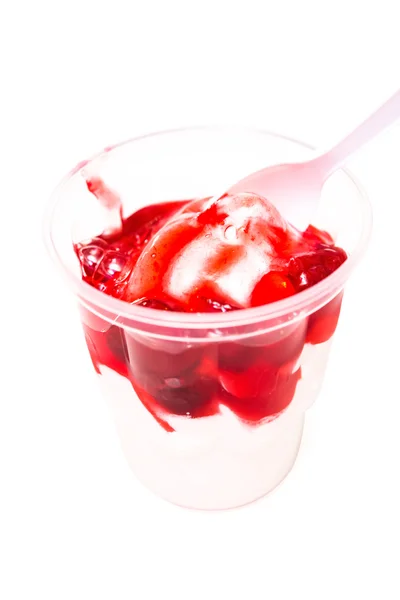 Taza de helado sabor fresa en blanco con camino de recorte — Foto de Stock