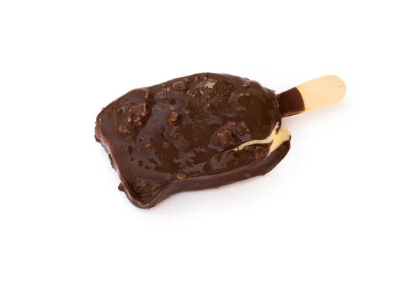 Helado exterior de chocolate derretiéndose sobre un fondo blanco — Foto de Stock