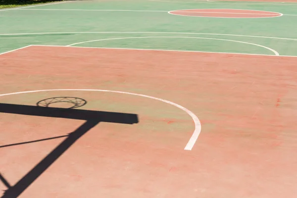 Ombra del bordo cerchio e telaio in un campo da basket — Foto Stock