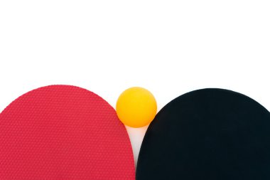 Üstten Görünüm iki pingpong raketleri ve beyaz topa