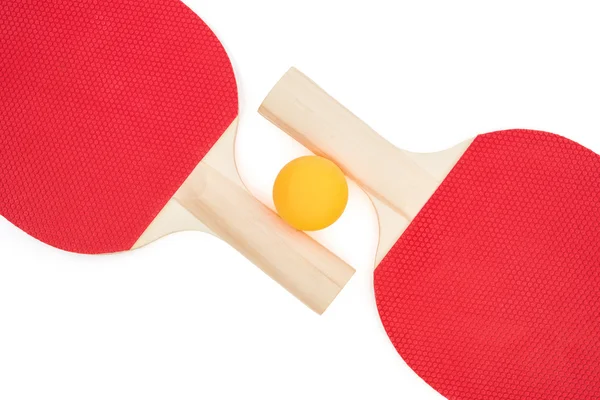 Raqueta pingpong y una pelota en blanco con camino de recorte — Foto de Stock