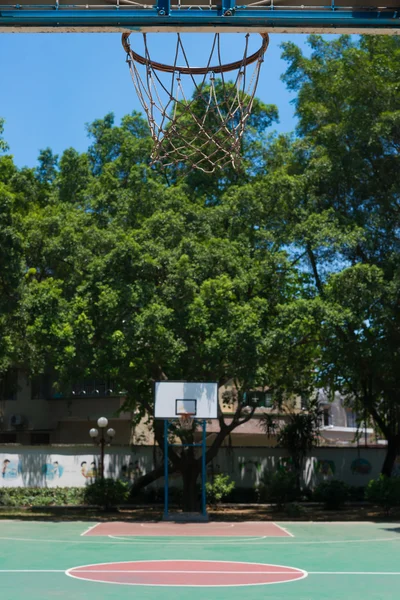 Quadra de basquete ao ar livre em um dia — Fotografia de Stock