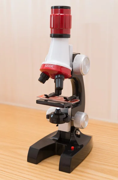 Πλευρά θέα μικροσκόπιο για το παιδί για την έρευνα της φύσης — Φωτογραφία Αρχείου
