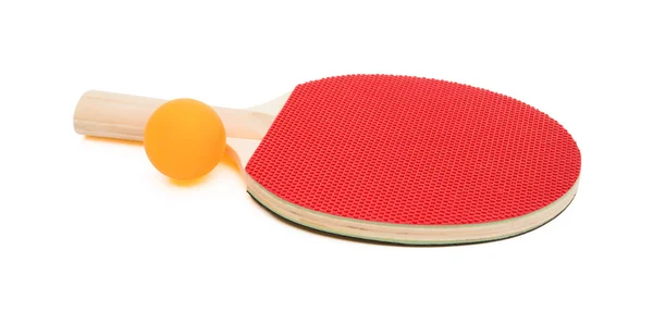 Ракетка для пинг-понга и мяч на белом с вырезкой дорожки — стоковое фото