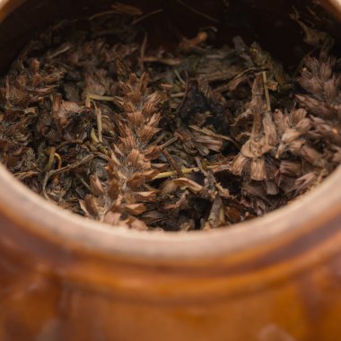 Şifalı otlar decocted pot emaye ile yakın çekim