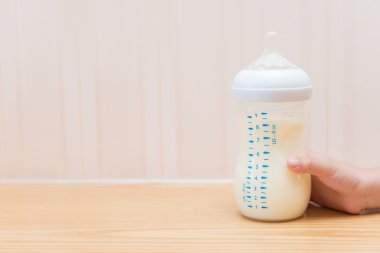Çocuk bir biberon evde kapak olmadan toz süt elde