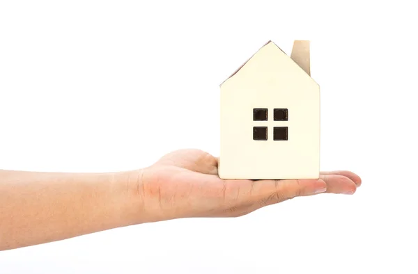 Ruka držící model domu na bílém pozadí — Stock fotografie