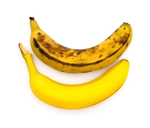 Plátanos frescos y demasiado maduros sobre un fondo blanco —  Fotos de Stock