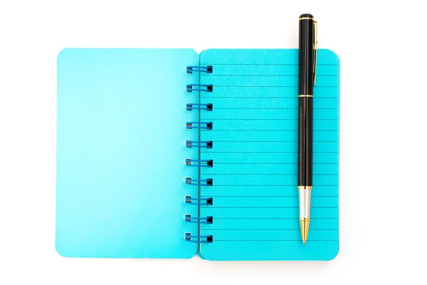 Ручка и синяя тетрадь на белом — стоковое фото