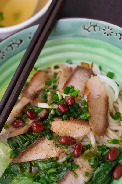 Macarrão de arroz guilin vista superior com tigela de sopa nas proximidades de perto — Fotografia de Stock