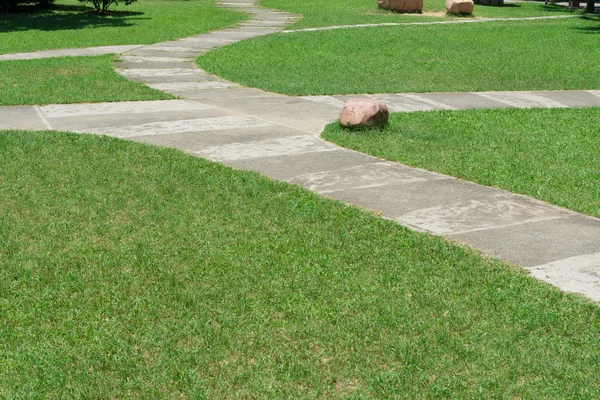 Caminho ao ar livre curvo em um parque — Fotografia de Stock