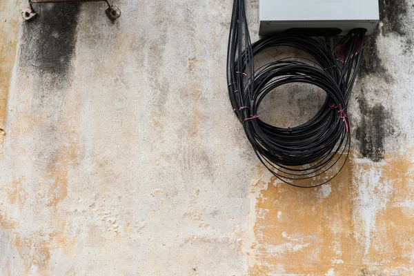 Розподільна коробка волоконних кабелів на стіні — стокове фото