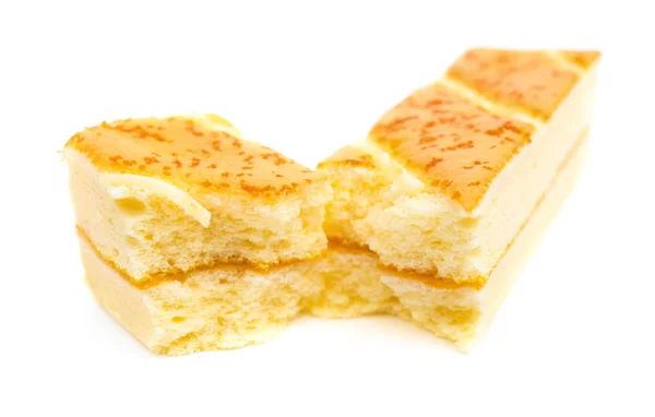 Secciones de pastel de esponja dulce sobre un fondo blanco — Foto de Stock