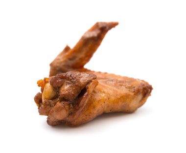 soya sosu tavuk kanatları beyaz zemin üzerine pişmiş