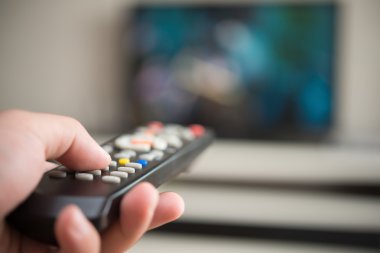adam bir Tv uzaktan kumanda işletim