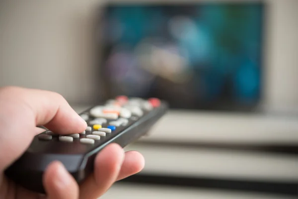 Hombre operando un control remoto de TV — Foto de Stock