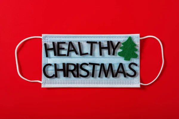 Máscara Médica Com Palavras Healthy Christmas Cima Sobre Fundo Vermelho — Fotografia de Stock