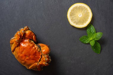 Limon ve nane yapraklı taze yengeç.