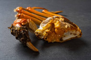 Yarım pişmiş yengeç, arka planda bir sürü yengeç yumurtası var.