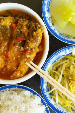 Üst manzara çırpılmış yumurta, sıcak yatak soğanı ve bol kızarmış balık ve pirinç dikey kompozisyonu ile tüylü kavun.