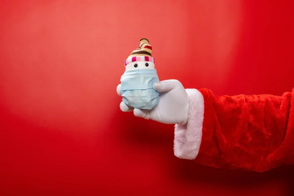 Santa Claus Sosteniendo Modelo Muñeco Nieve Envuelto Por Máscara Amédica — Foto de Stock