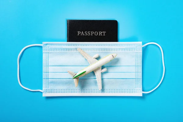 Sağlık Maskesi Pasaport Üzerinde Bir Uçak Modeli — Stok fotoğraf