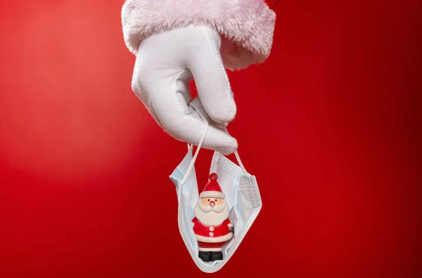 Santa Claus Sosteniendo Una Máscara Médica Con Modelo Santa Claus — Foto de Stock
