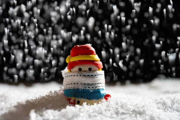 Bałwan Maską Śnieżnej Koncepcji Nocy Kwarantanny Bożego Narodzenia — Zdjęcie stockowe