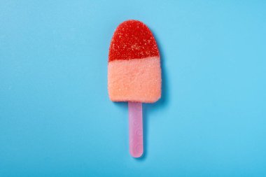 Buzlu dondurma, çilek aromalı, mavi arka planda sakız.