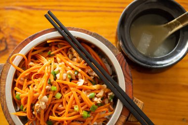 Üst manzara domuz eti, havuç ve pirinç dilimleri ve çorba yatay bileşimi.