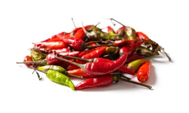 Beyaz arkaplanda baharatlı kırmızı biber