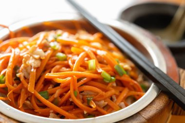 Yan manzara, domuz eti, havuç, pirinç ve çorba karışımı.