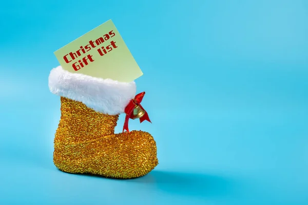 クリスマスの靴でノートのクリスマスギフトリスト上の青削除可能な単語が含まれてクリッピングパス — ストック写真