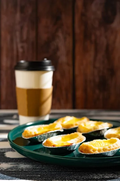 Güneşli Bir Sabah Dikey Kompozisyonunda Bir Fincan Kahveyle Yumurtalı Tartlar — Stok fotoğraf