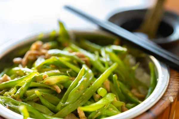 角度观察速食绿豆和猪肉与米和汤的水平组合 — 图库照片