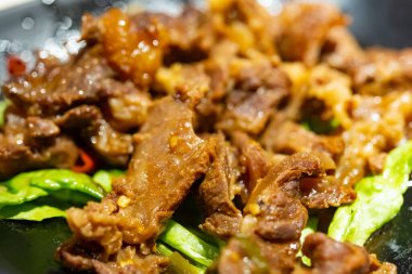 Taze pişmiş dana yanakları bir tabakta