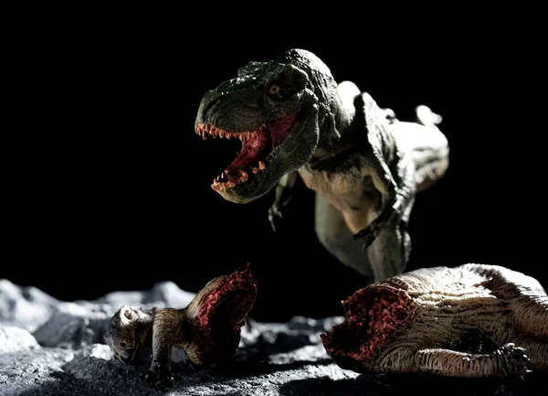 Tyrannosaurus Tenontosaurus Bedeni Kraterlerle Kaplı Bir Yerde — Stok fotoğraf