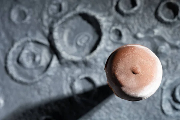 Gelado Sabor Chocolate Uma Superfície Áspera Com Crateras — Fotografia de Stock