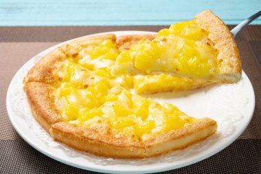 Meyve soslu taze pizzayı çıkarıyorum.