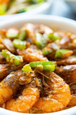 Taze yağda kızartılmış karidesler dikey bileşimi kapatır