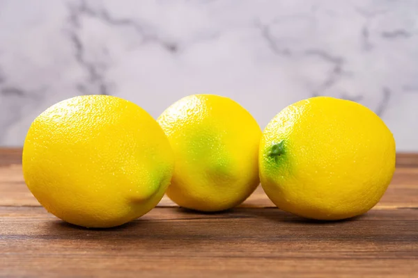 Vue Côté Citrons Artificiels Sur Une Table Bois — Photo