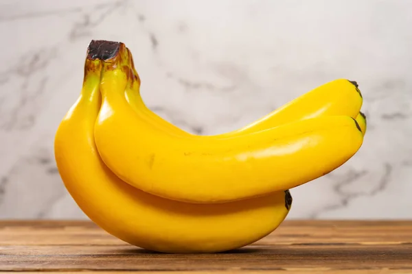 Seitenansicht Künstliche Bananen Auf Einem Holztisch — Stockfoto