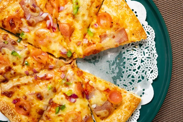 Vista Superior Pizza Fresca Con Aderezos Tocino Con Una Sola — Foto de Stock